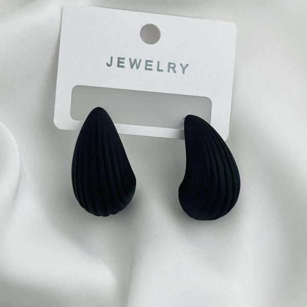 Sleek Noir: Simple Black Top Earrings