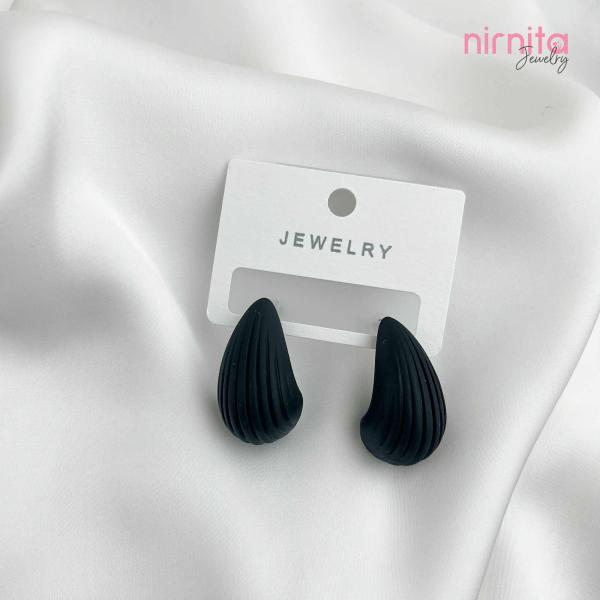 Sleek Noir: Simple Black Top Earrings