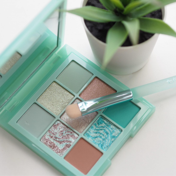 Huda Beauty Pastel Obsessions Eyeshadow-Mint Obsessions