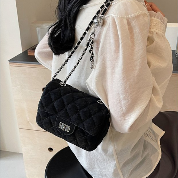 Diamond Elegance Korean Style Chanel-Inspired Chain Crossbody