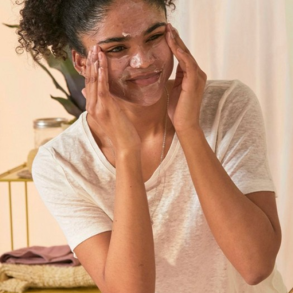 The Body Shop Vitamin C Glow Boosting Microdermabrasion-100ml